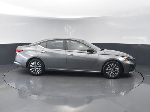 Used 2024 Nissan Altima 2.5 SV image 4