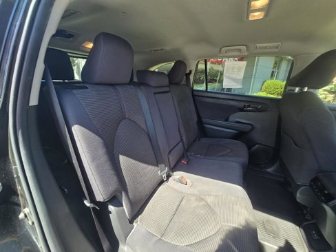 Used 2022 Toyota Highlander LE image 19