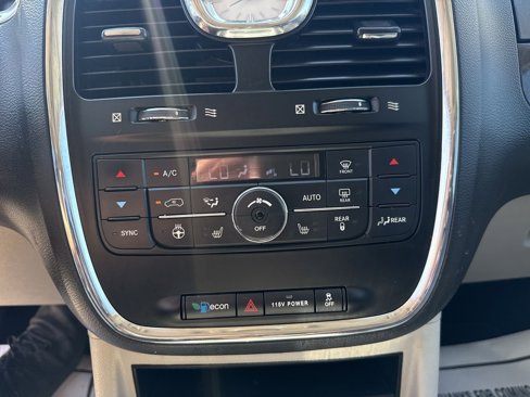 Used 2016 Chrysler Town & Country Touring-L image 19
