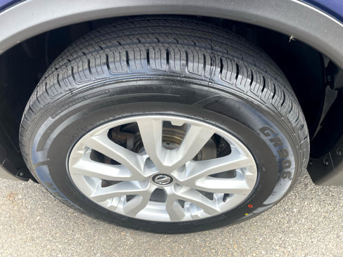 Used 2017 Nissan Rogue SV image 18