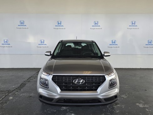 Used 2024 Hyundai Venue SE image 2