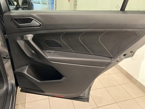 Used 2023 Volkswagen Tiguan SE w/ Panoramic Sunroof Package image 21