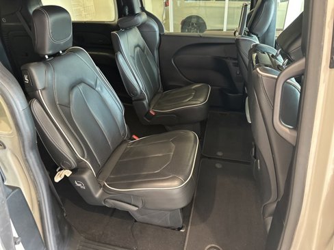 Used 2020 Chrysler Pacifica Limited image 12