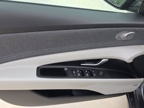 Used 2022 Hyundai Elantra Limited image 15