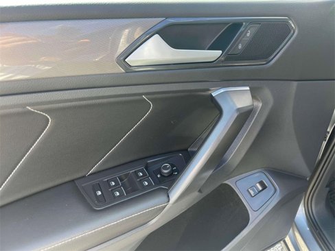 Used 2022 Volkswagen Tiguan SE w/ Panoramic Sunroof Package image 17