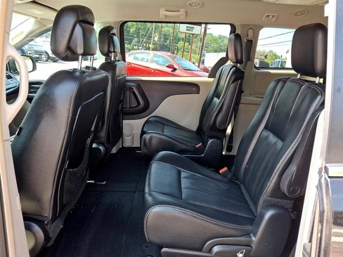 Used 2016 Chrysler Town & Country Touring image 13