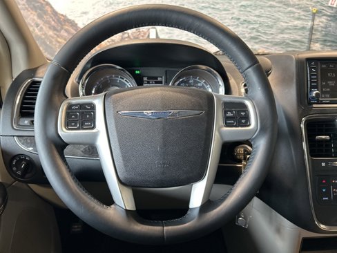 Used 2014 Chrysler Town & Country Touring image 11