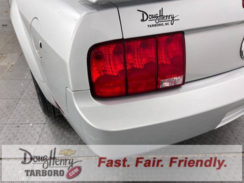 Used 2005 Ford Mustang Convertible image 13