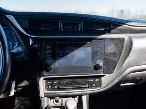 Used 2018 Toyota Corolla LE image 29
