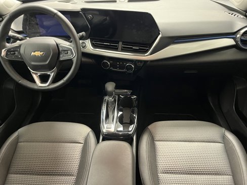 Used 2025 Chevrolet Trax LT w/ LT Convenience Package image 2