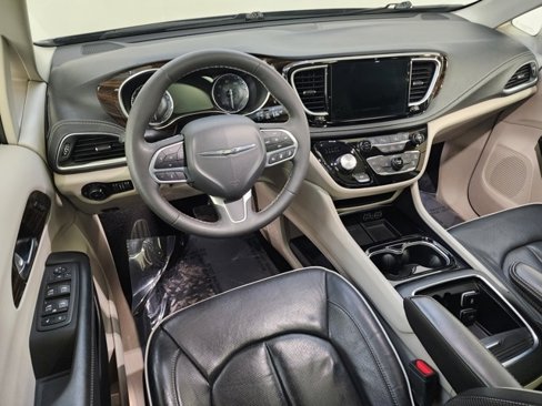 Used 2023 Chrysler Pacifica Limited image 3