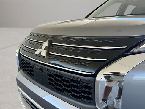 Used 2024 Mitsubishi Outlander SE image 2