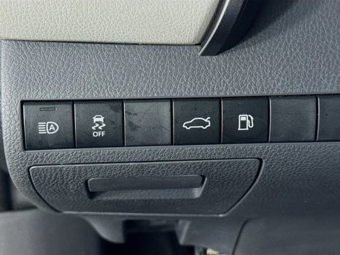 Used 2018 Toyota Camry L image 12