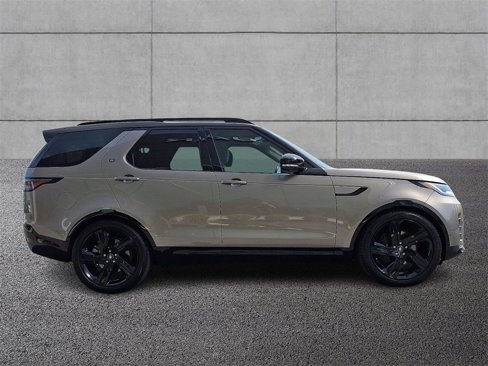 Used 2024 Land Rover Discovery Dynamic SE image 3