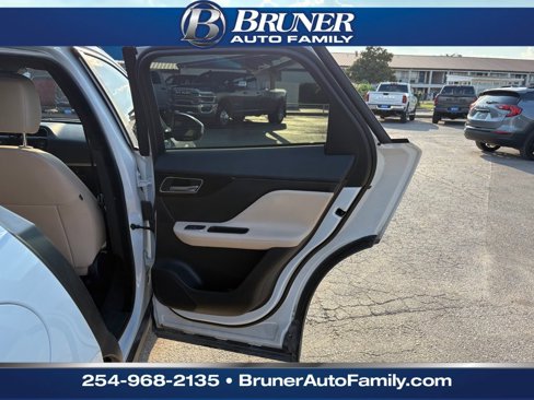 Used 2018 Jaguar F-PACE Premium image 10