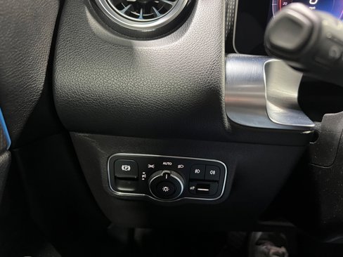 Used 2020 Mercedes-Benz GLB 250 4MATIC image 29