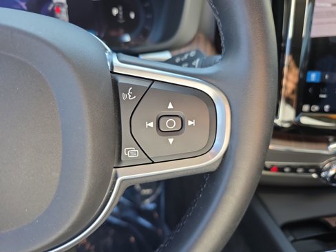Certified 2022 Volvo XC60 B5 Momentum w/ Climate Package image 27