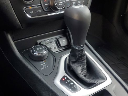 Used 2018 Jeep Cherokee Overland image 26