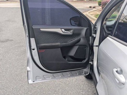 Used 2020 Ford Escape SE image 25