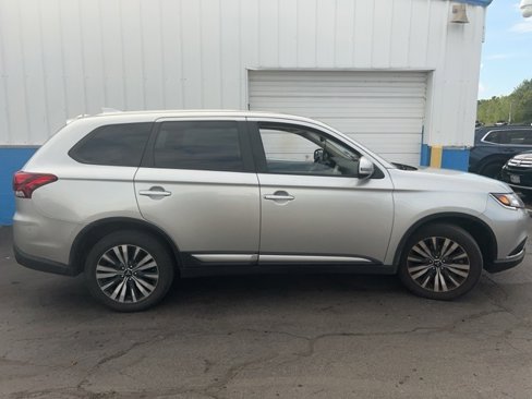 Used 2020 Mitsubishi Outlander SE image 1