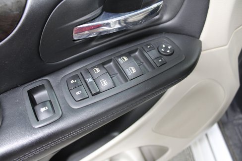Used 2019 Dodge Grand Caravan SE w/ UConnect Hands-Free Group image 6