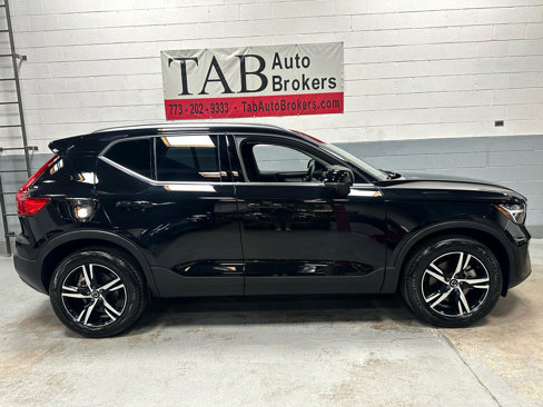 Used 2024 Volvo XC40 B5 Core w/ Climate Package image 2