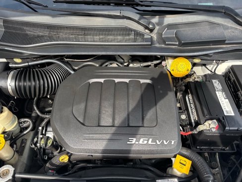Used 2016 Chrysler Town & Country Touring image 10