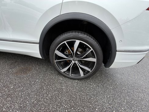 Certified 2022 Volkswagen Tiguan SEL R-Line image 25