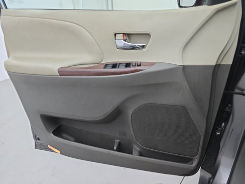 Used 2014 Toyota Sienna XLE image 27