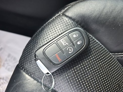 Used 2019 Jeep Cherokee Limited image 14