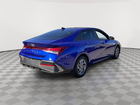 Used 2024 Hyundai Elantra SEL image 3