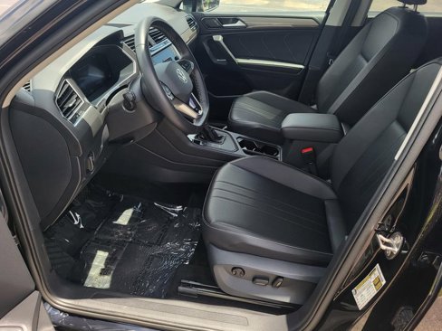 Used 2024 Volkswagen Tiguan SE image 28