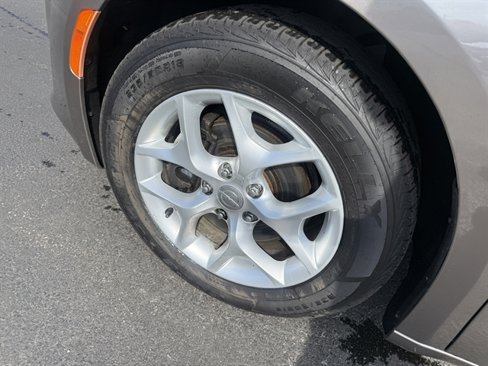 Used 2017 Chrysler Pacifica Touring-L w/ Tire & Wheel Group image 14