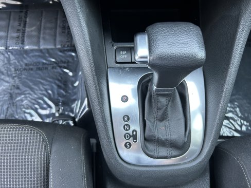 Used 2010 Volkswagen Golf 4-Door image 14