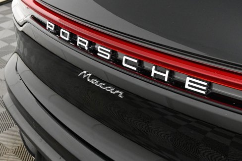 Used 2025 Porsche Macan image 38
