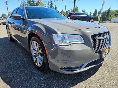 Used 2018 Chrysler 300 Touring L image 11