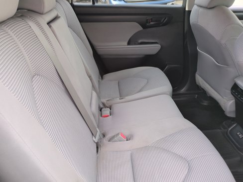 Used 2022 Toyota Highlander LE image 18