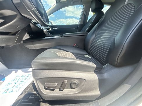 Used 2020 Toyota Camry SE image 14