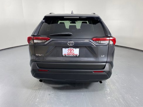 Used 2020 Toyota RAV4 LE image 5