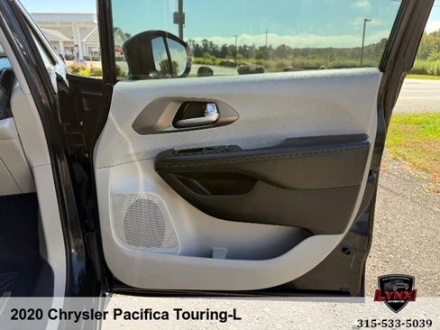 Used 2020 Chrysler Pacifica Touring-L image 47