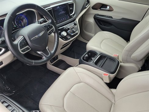 Used 2018 Chrysler Pacifica Touring-L w/ Advanced Safetytec Group image 4