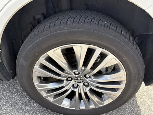 Used 2023 Toyota Venza XLE image 27