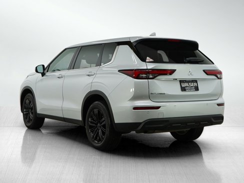 Used 2024 Mitsubishi Outlander ES image 3