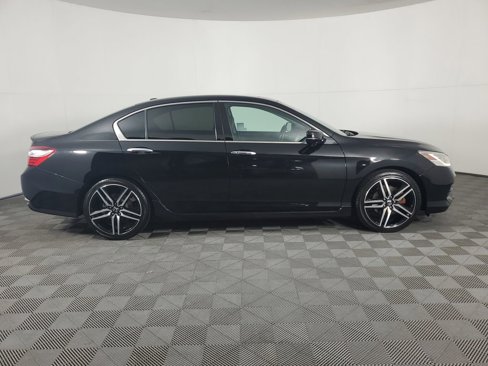Used 2017 Honda Accord Touring image 3