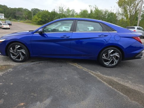 Used 2024 Hyundai Elantra Limited image 2