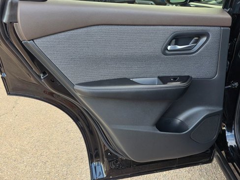 Used 2023 Nissan Rogue SV image 17