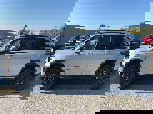 New 2025 Jeep Grand Cherokee Altitude image 9