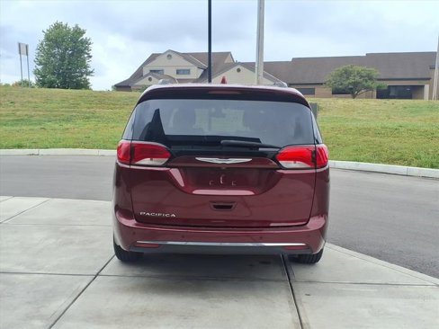 Used 2017 Chrysler Pacifica Touring-L image 6