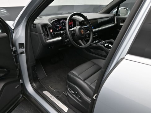 Used 2024 Porsche Cayenne image 4