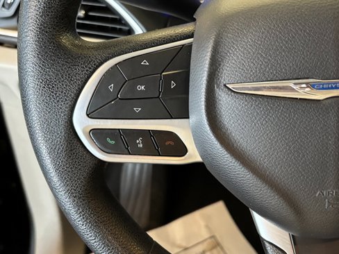 Used 2020 Chrysler Voyager L image 10